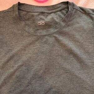 ALO Yoga Men's Gray T-Shirt